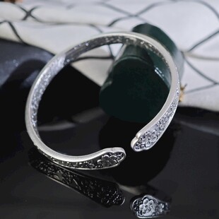 精致银手镯特写