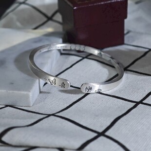 简约银手镯饰品展示