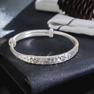 精致银手镯饰品展示