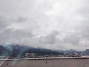 阴天远山景色