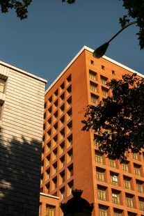 橙色高楼与周边建筑景观