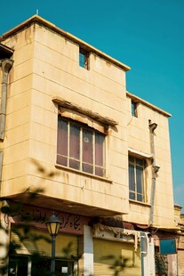 两层黄色建筑外观