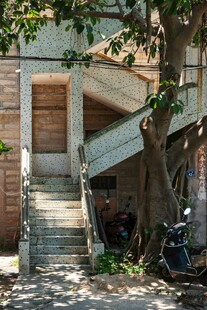 老旧建筑旁的静谧庭院