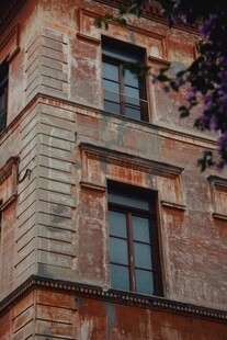 古老砖墙建筑的窗户