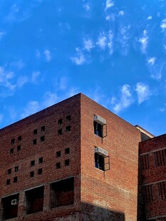 红砖建筑与蓝天相映