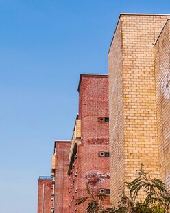红砖黄砖建筑外观