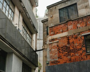 老旧建筑间的狭窄通道