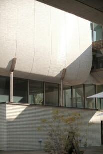 现代风格建筑外观一角