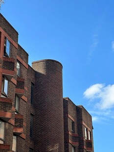 红砖建筑与蓝天