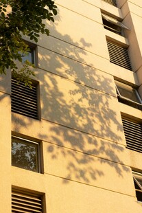 阳光下的建筑墙面光影