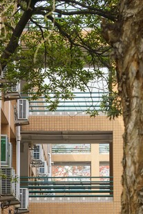 绿树掩映下的建筑一角