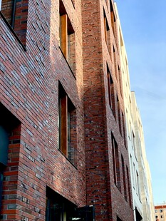 红砖建筑外观