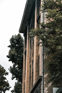 城市中绿树环绕的建筑