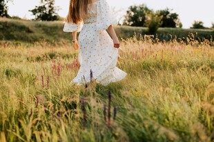 漫步草地的白衣女子