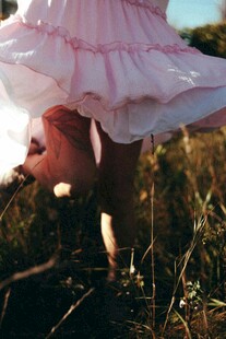 女孩裙摆下的可爱玩偶