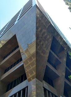 现代独特造型的几何建筑
