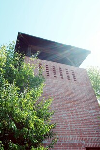 红砖建筑旁绿意盎然