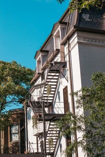 欧式建筑外的铁艺楼梯