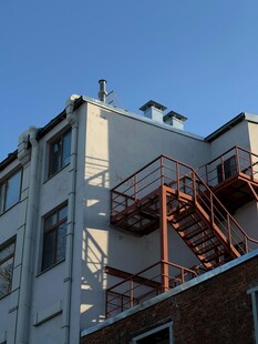 楼体外红色金属消防楼梯