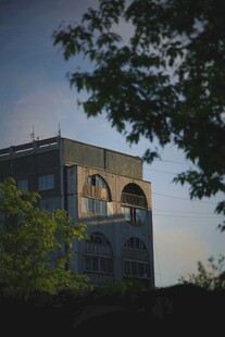 黄昏下的建筑与绿树