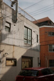 老旧建筑旁的红色车辆