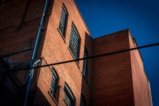 红砖建筑的独特视角