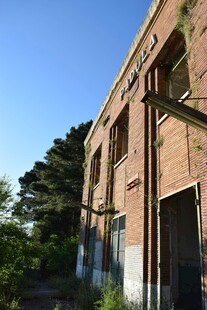 废弃红砖建筑