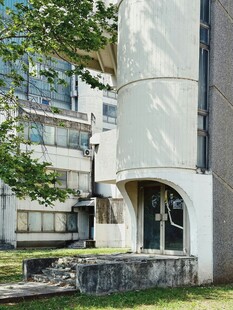 现代风格建筑外观一角