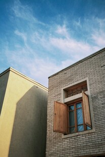 古朴建筑与窗外蓝天