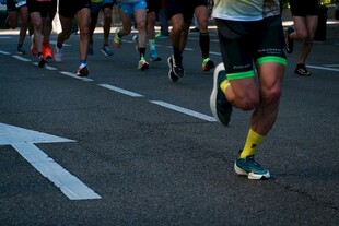 夜跑人群的活力瞬间