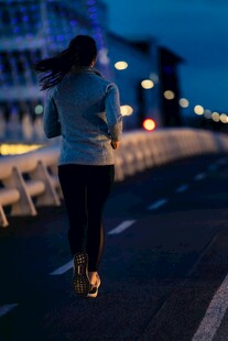 夜跑中的活力身影