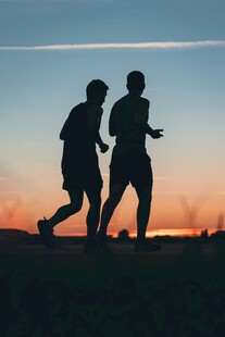 夕阳下的两人奔跑剪影