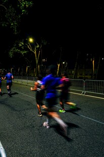 夜跑中的活力身影