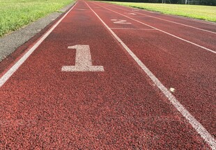 红色跑道上的1号跑道