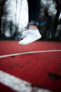 运动鞋在跑道上跃起瞬间