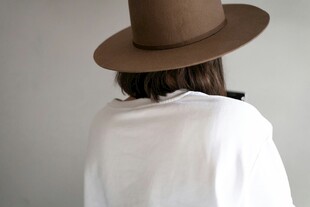 戴棕色宽檐帽的背影