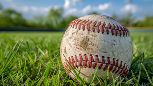 草地上的旧棒球