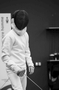 少年击剑者专注准备姿势