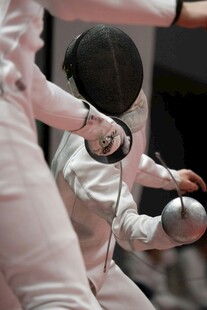 击剑运动员激烈对抗瞬间