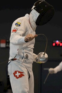 瑞士击剑运动员专注准备