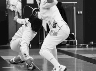 击剑比赛中的激烈对抗瞬间