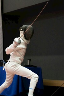 击剑运动员赛场专注瞬间