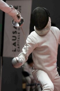 击剑运动员赛场激烈对抗