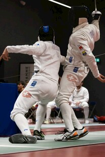 击剑比赛中的激烈对抗瞬间