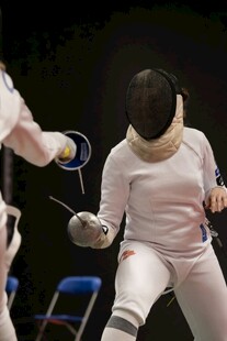 击剑运动员赛场对决瞬间