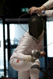 击剑运动员专注比赛瞬间