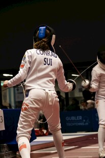 击剑运动员赛场挥棒瞬间