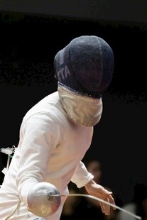 击剑运动员专注比赛瞬间