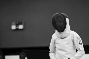 击剑运动员身着装备准备中