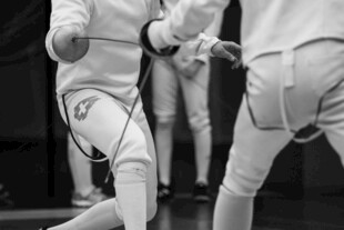 击剑运动员赛场竞技瞬间